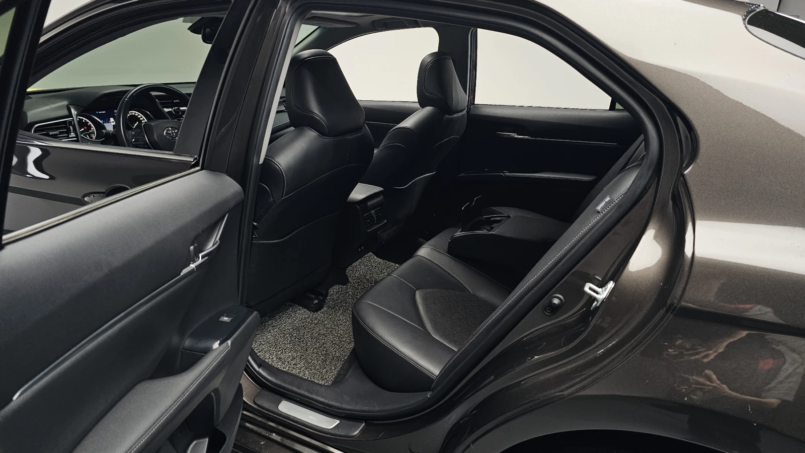 Toyota Camry 2.5 SPORT EDITION* DISTR* PANO* ПОДГРЕВ* ФИКС ЦЕНА, снимка 8 - Автомобили и джипове - 55058504