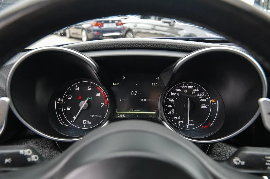 Alfa Romeo Giulia Ti AWD * DIS * ПОДГРЕВ * ЛЮК, снимка 10 - Автомобили и джипове - 56098539