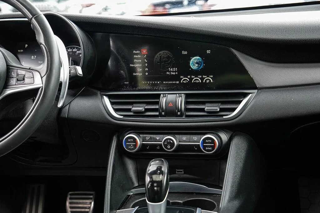 Alfa Romeo Giulia Ti AWD * DIS * ПОДГРЕВ * ЛЮК, снимка 7 - Автомобили и джипове - 56098539