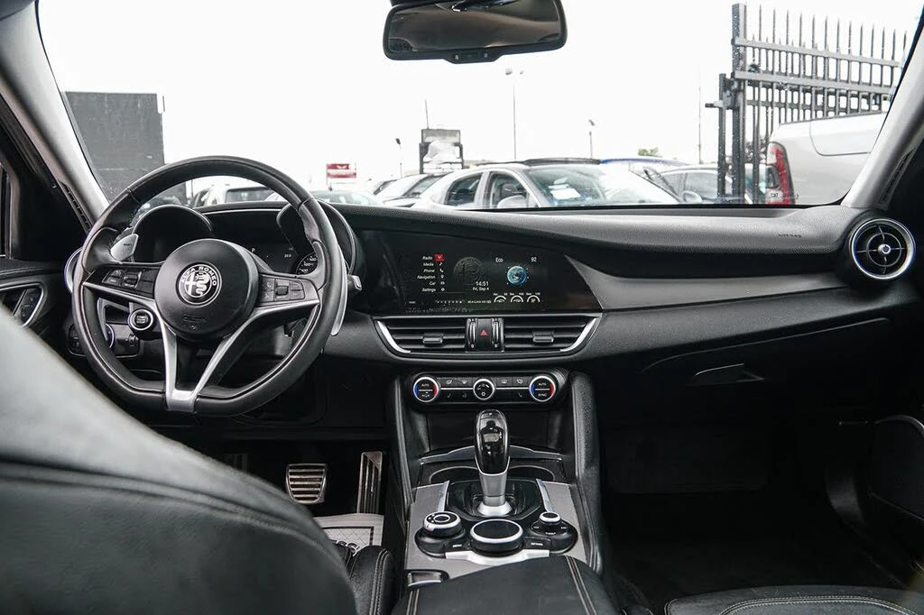 Alfa Romeo Giulia Ti AWD * DIS * ПОДГРЕВ * ЛЮК, снимка 6 - Автомобили и джипове - 56098539