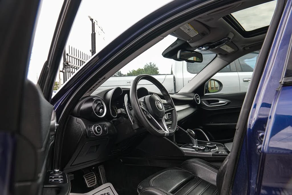 Alfa Romeo Giulia Ti AWD * DIS * ПОДГРЕВ * ЛЮК, снимка 9 - Автомобили и джипове - 56098539