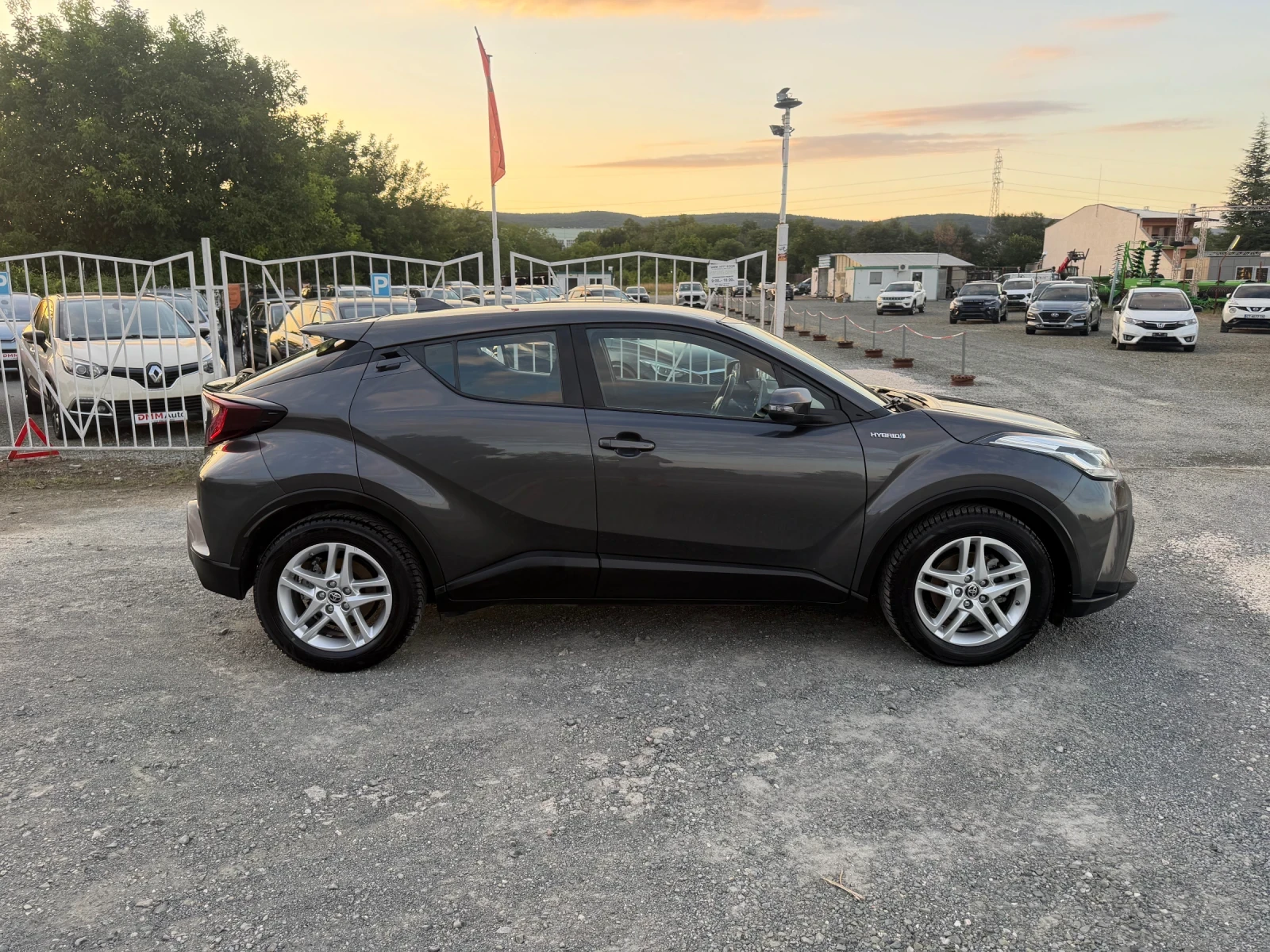 Toyota C-HR HYBRID / FACELIFT / ЕВРО6 / YOUTUBE / WAZE , снимка 4 - Автомобили и джипове - 55236962