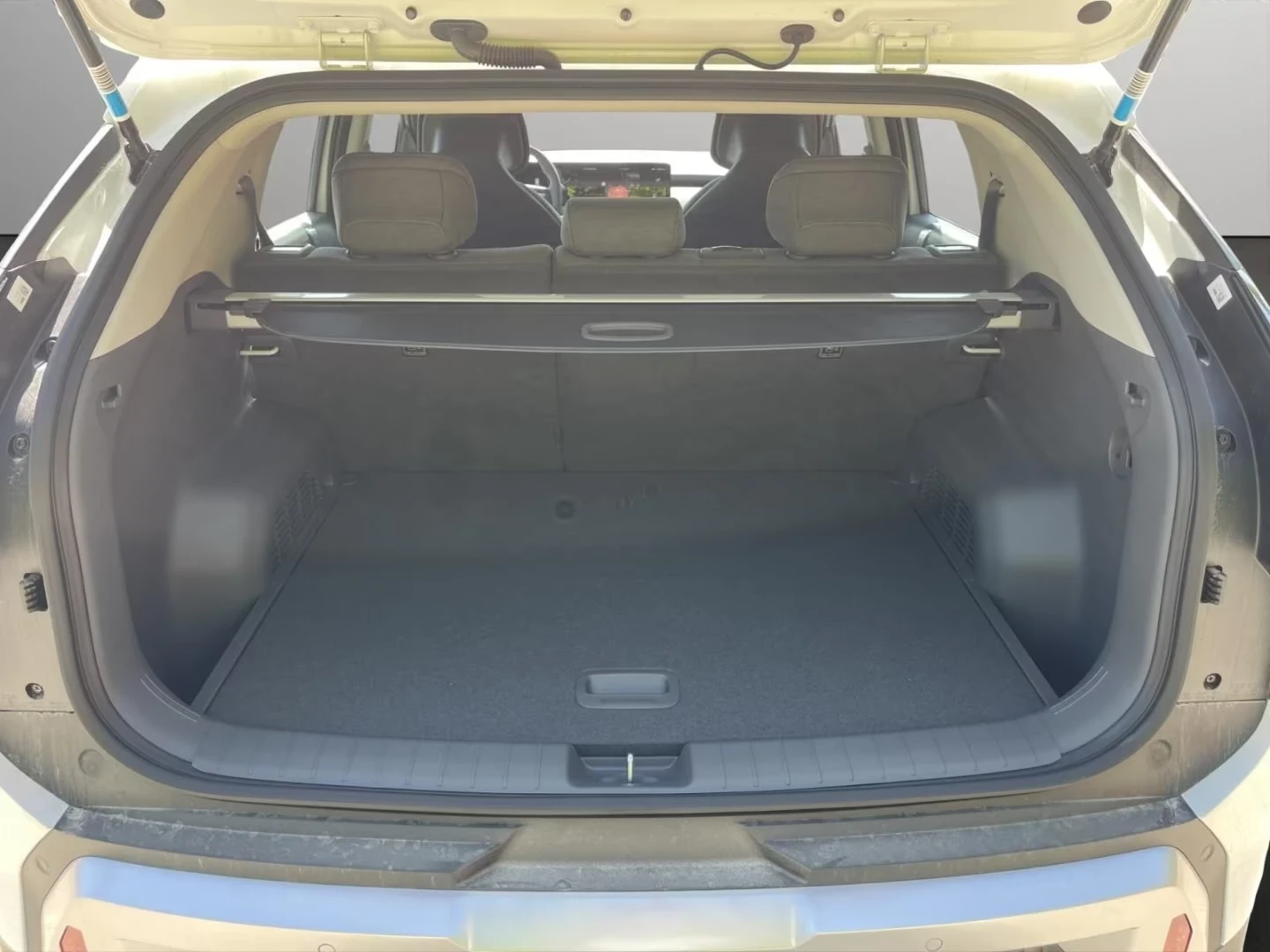 Kia EV3 AIR 81.4kwh Keyless / NAVI / LED / CAMERA / PDC, снимка 17 - Автомобили и джипове - 54071129