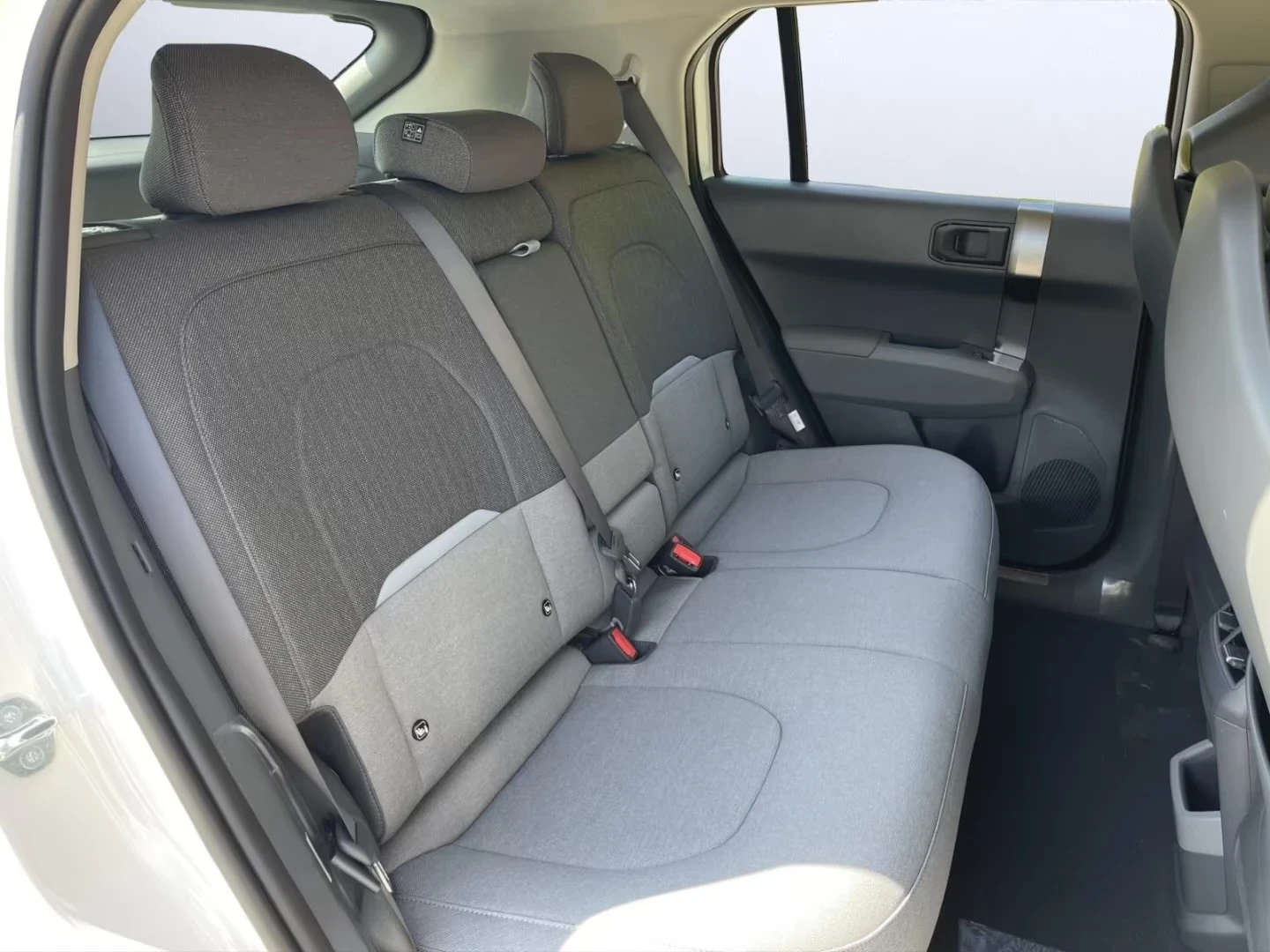 Kia EV3 AIR 81.4kwh Keyless / NAVI / LED / CAMERA / PDC, снимка 16 - Автомобили и джипове - 54071129