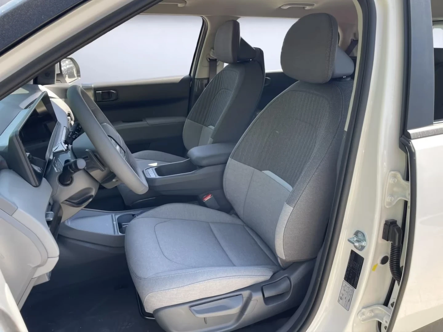 Kia EV3 AIR 81.4kwh Keyless / NAVI / LED / CAMERA / PDC, снимка 11 - Автомобили и джипове - 54071129