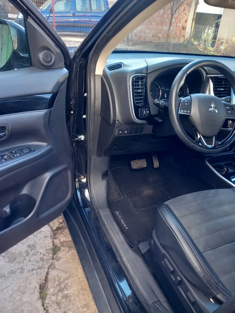 Mitsubishi Outlander 2.4SE 4X4 LPG КОЖА С АЛКАНТАРА 7МЕСТА, снимка 12 - Автомобили и джипове - 53060771