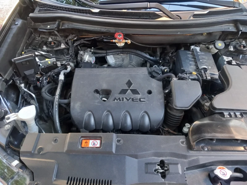 Mitsubishi Outlander 2.4SE 4X4 LPG КОЖА С АЛКАНТАРА 7МЕСТА, снимка 8 - Автомобили и джипове - 53060771