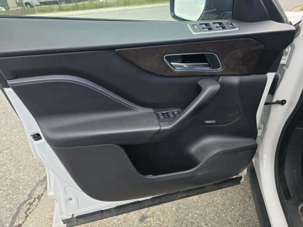 Jaguar F-PACE * 20d R Sport * CARFAX * БЕЗ ПЪРВОНАЧАЛНА ВНОСКА - изображение 9