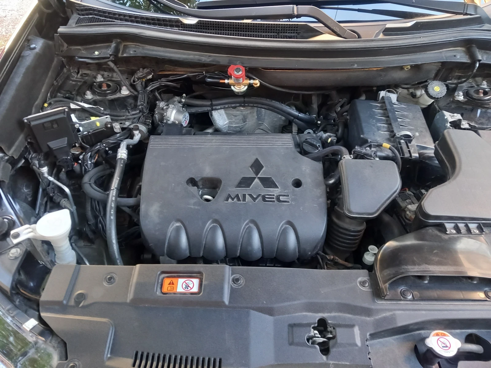 Mitsubishi Outlander 2.4SE 4X4 LPG КОЖА С АЛКАНТАРА 7МЕСТА - изображение 8