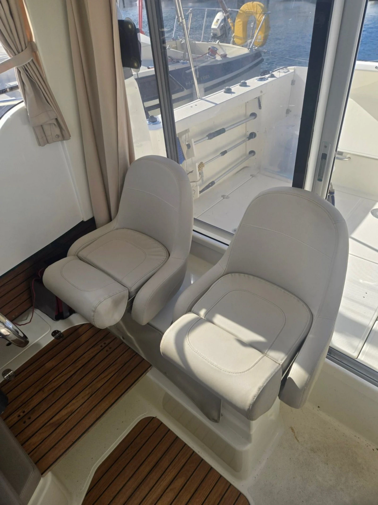 Моторна яхта Quicksilver 605 PILOTHOUSE - изображение 6