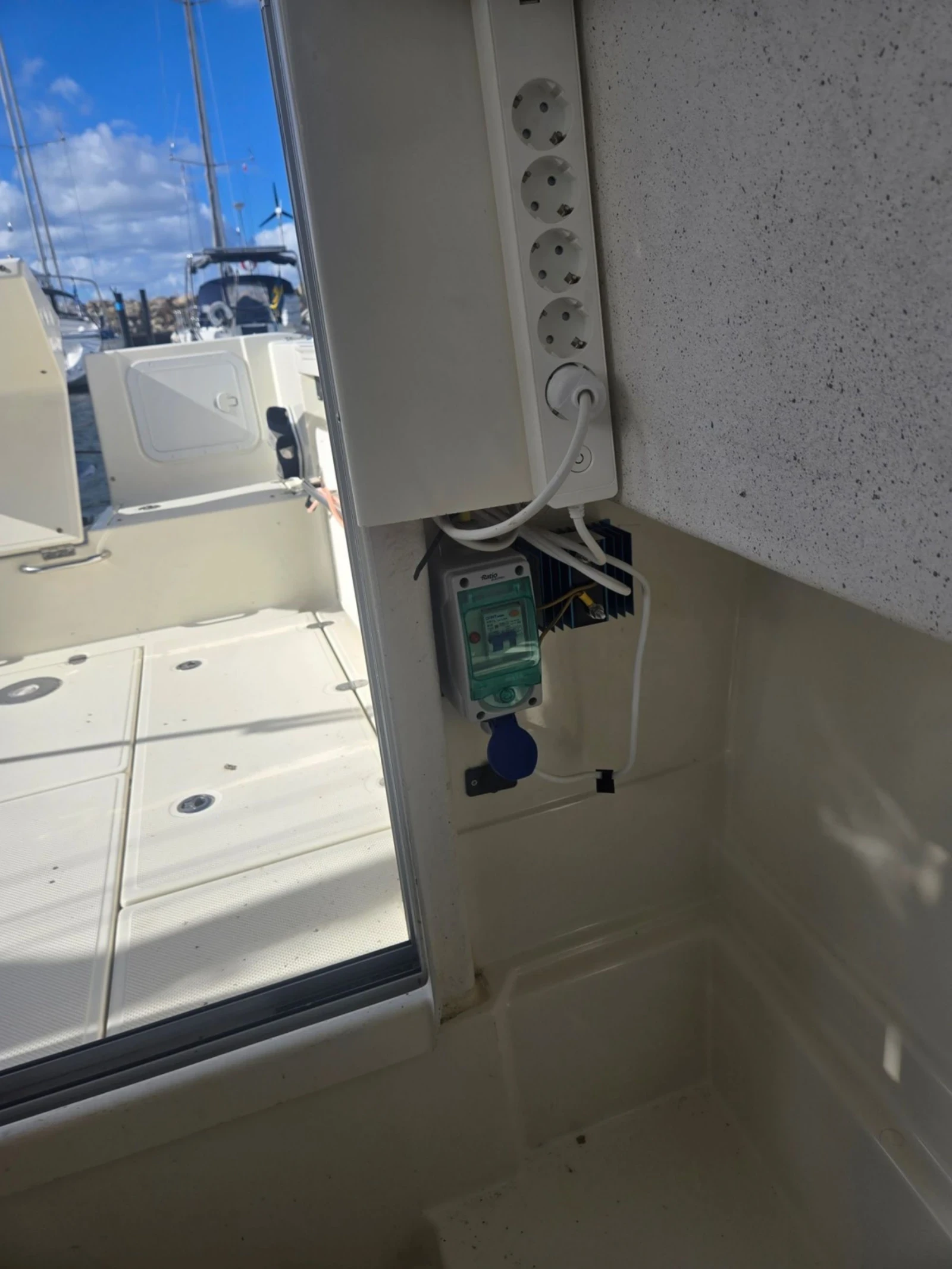 Моторна яхта Quicksilver 605 PILOTHOUSE - изображение 7