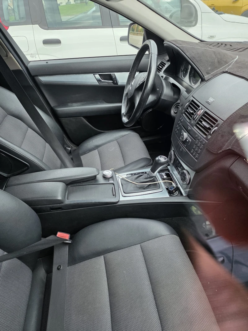 Mercedes-Benz C 220 2.2 CDI AVANGARTE, снимка 3 - Автомобили и джипове - 52775655