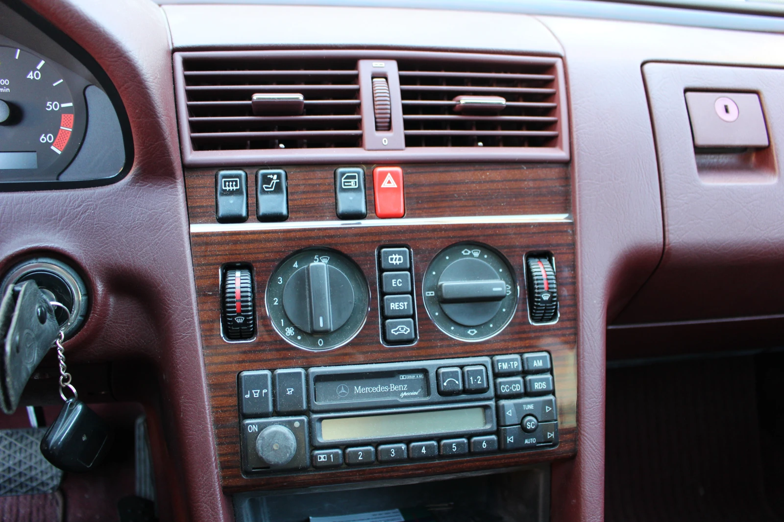 Mercedes-Benz C 220, снимка 11 - Автомобили и джипове - 53801408