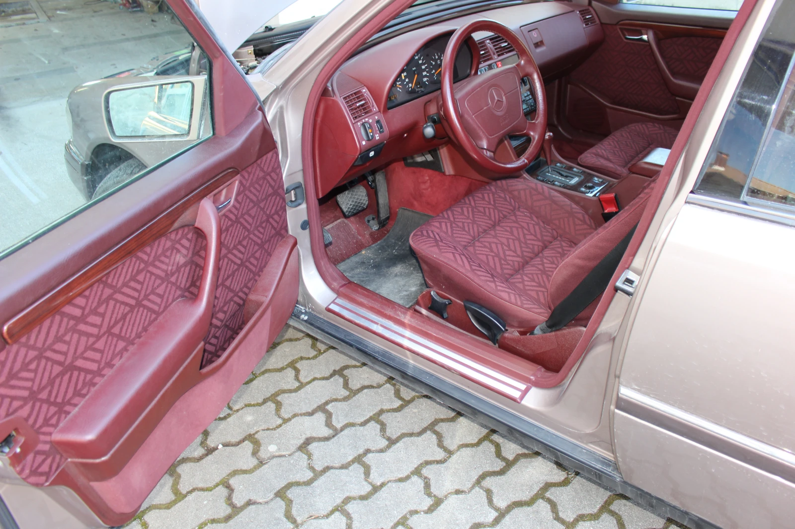 Mercedes-Benz C 220, снимка 9 - Автомобили и джипове - 53801408