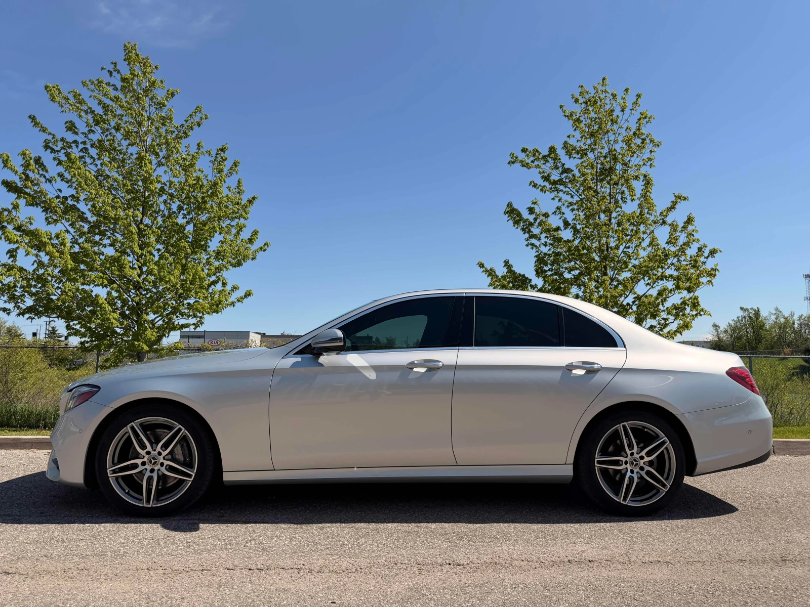 Mercedes-Benz E 300 * БЕЗ ЗАБЕЛЕЖКА * HUD * BURMESTER * 360, снимка 2 - Автомобили и джипове - 55967700