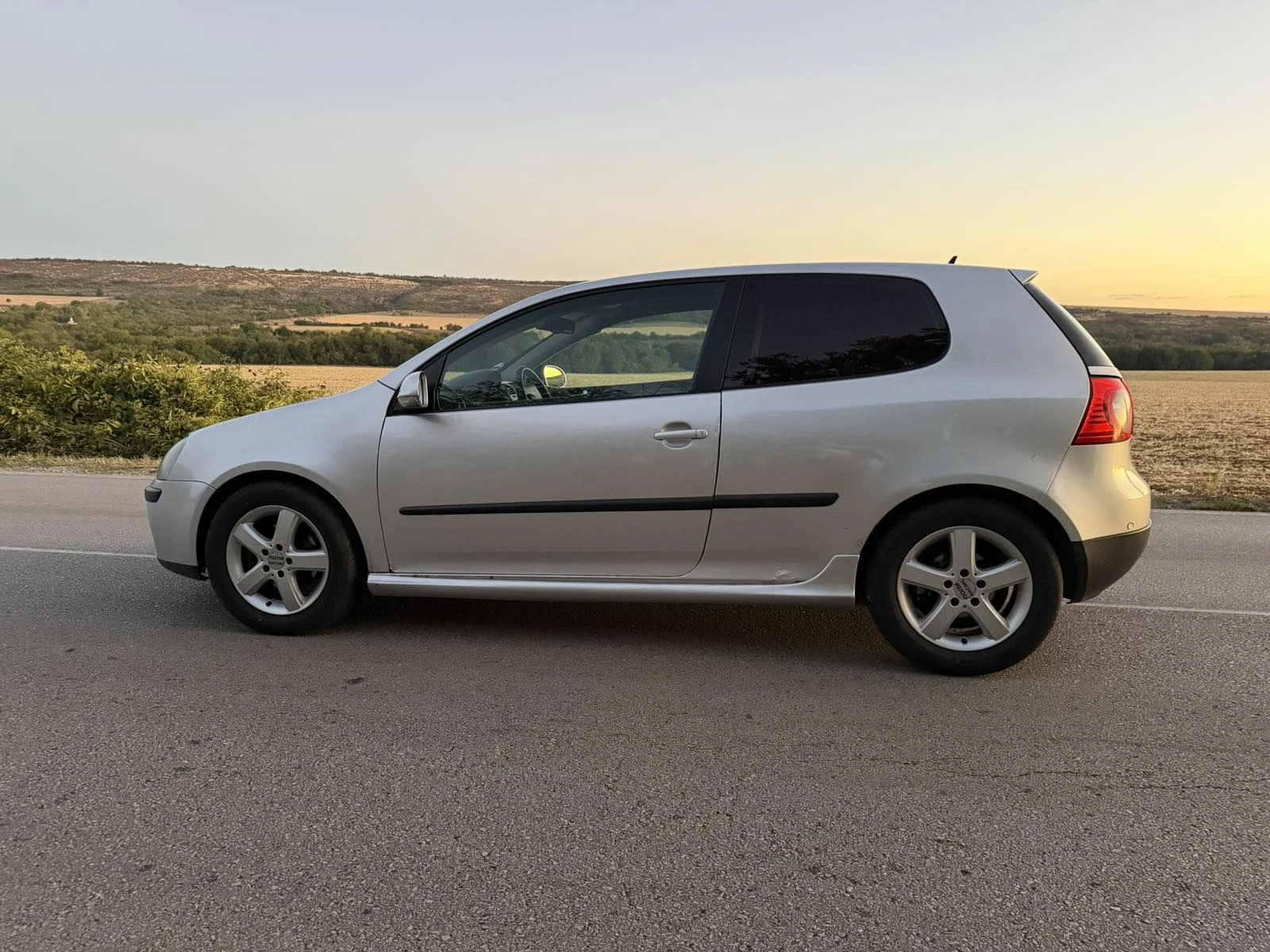 VW Golf 5, снимка 4 - Автомобили и джипове - 56300325
