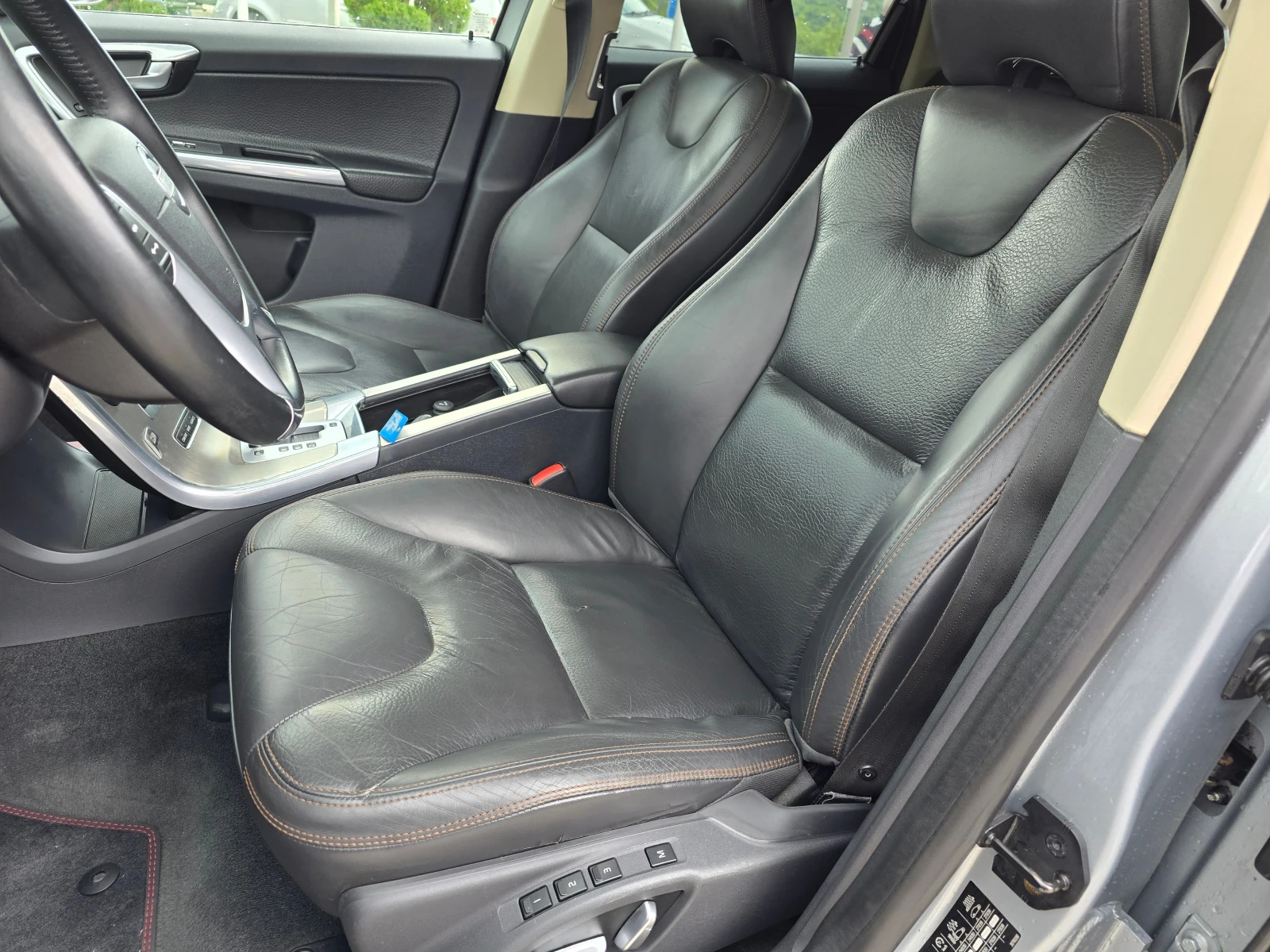Volvo XC60 2.4 D5  AWD! ! КОЖА! ! КЛИМАТРОНИК - изображение 10