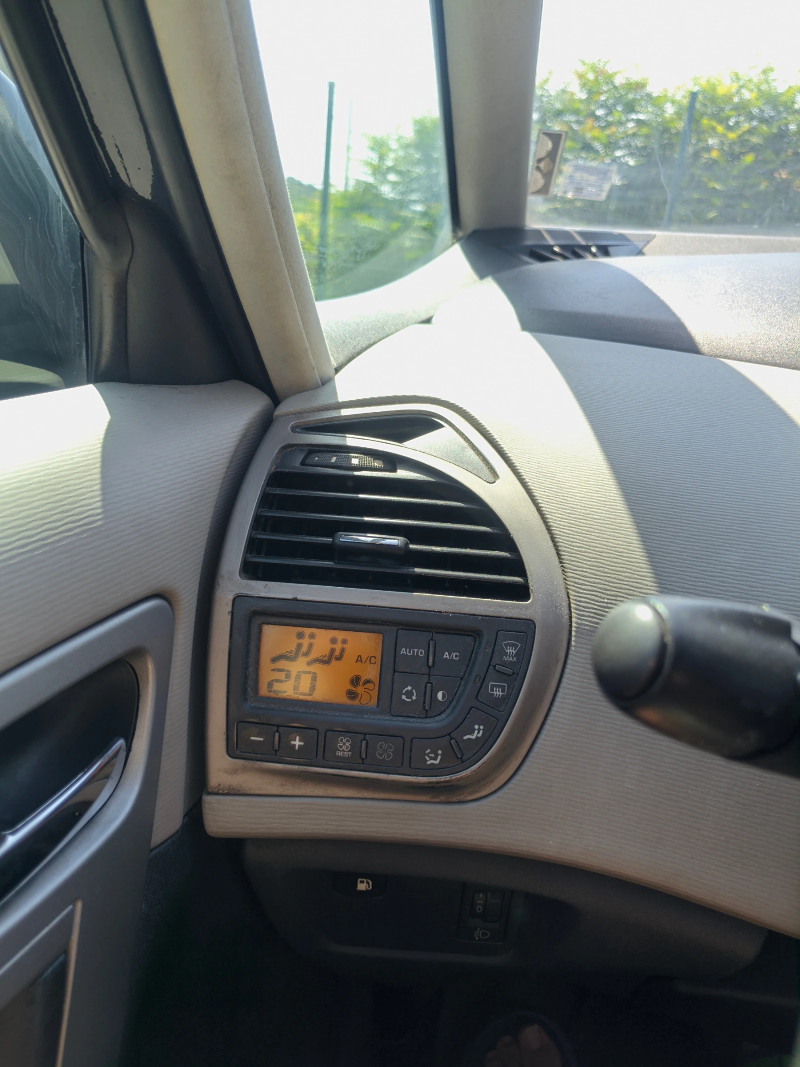 Citroen Grand C4 Picasso 2.0 HDI - изображение 4