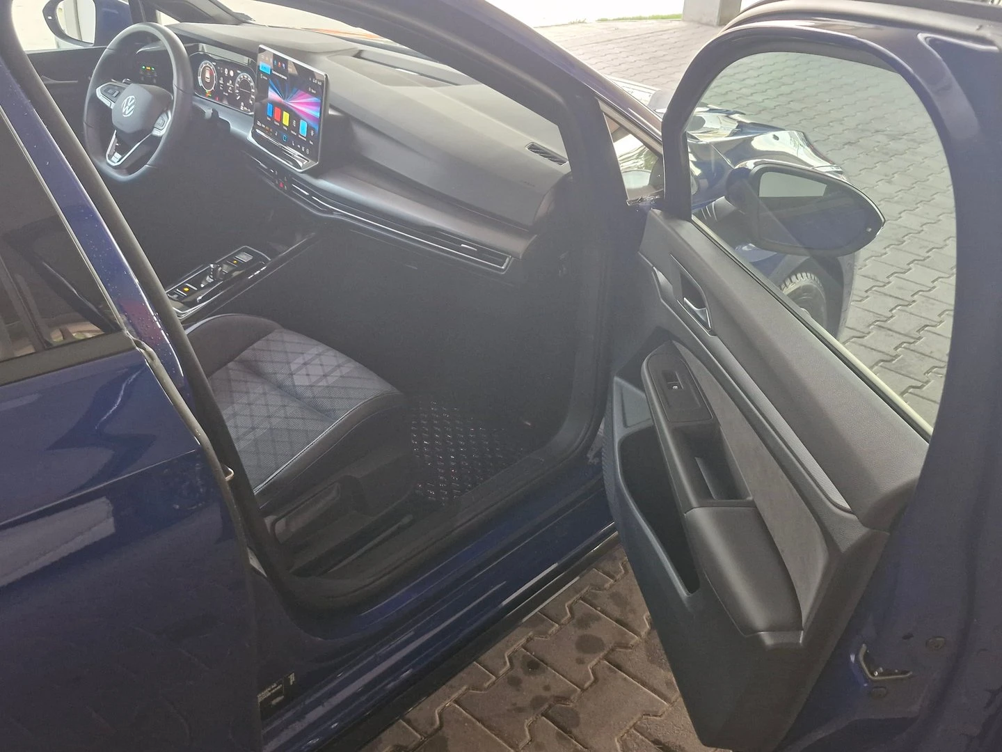 VW Golf 8 R-Line 1.5 eTSI OPF DSG - изображение 7