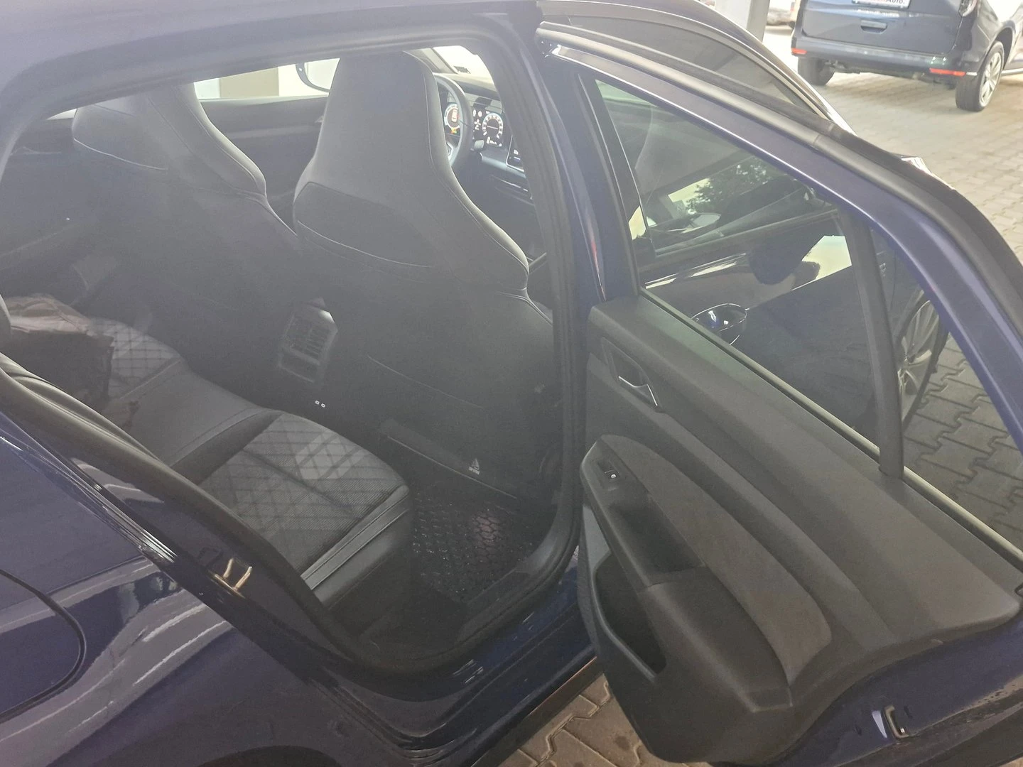 VW Golf 8 R-Line 1.5 eTSI OPF DSG - изображение 6