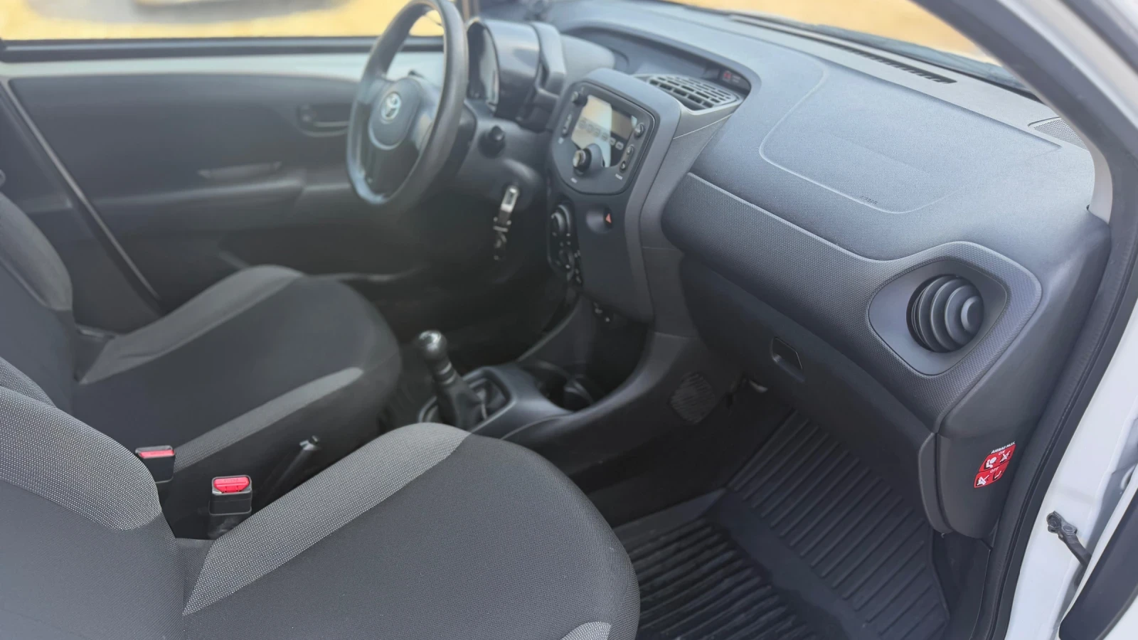 Toyota Aygo 1.0, снимка 8 - Автомобили и джипове - 53836895