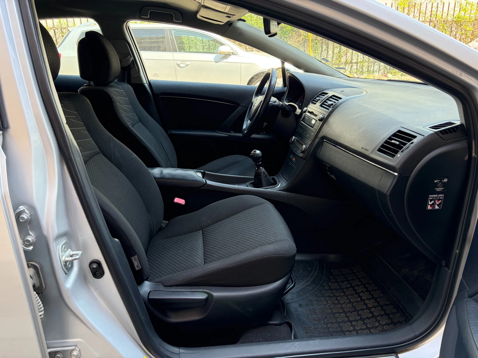 Toyota Avensis 2.2d, снимка 15 - Автомобили и джипове - 54341675