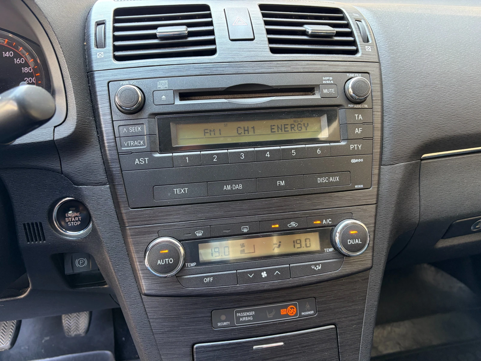 Toyota Avensis 2.2d, снимка 11 - Автомобили и джипове - 54341675