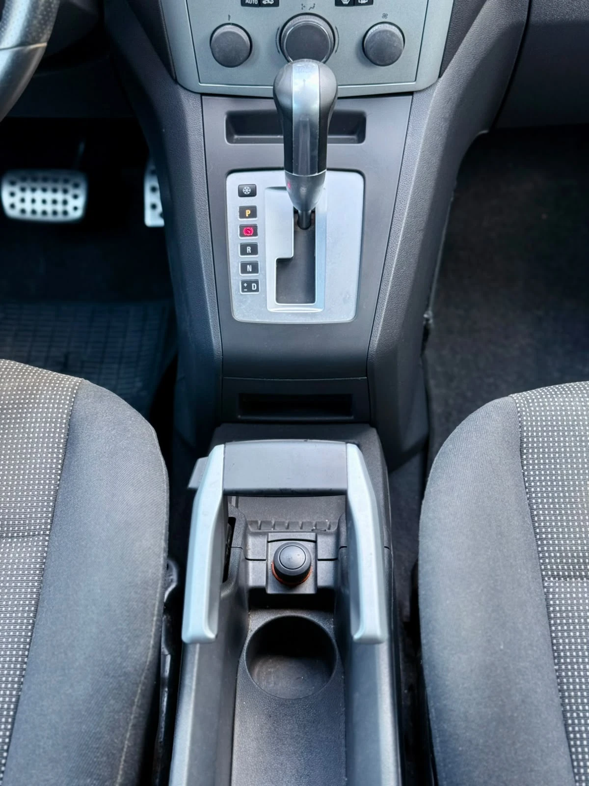 Opel Zafira 1.9CDTI* 7 МЕСТЕН* РЕАЛНИ КИЛОМЕТРИ* ГАРАЖЕН, снимка 14 - Автомобили и джипове - 55238236