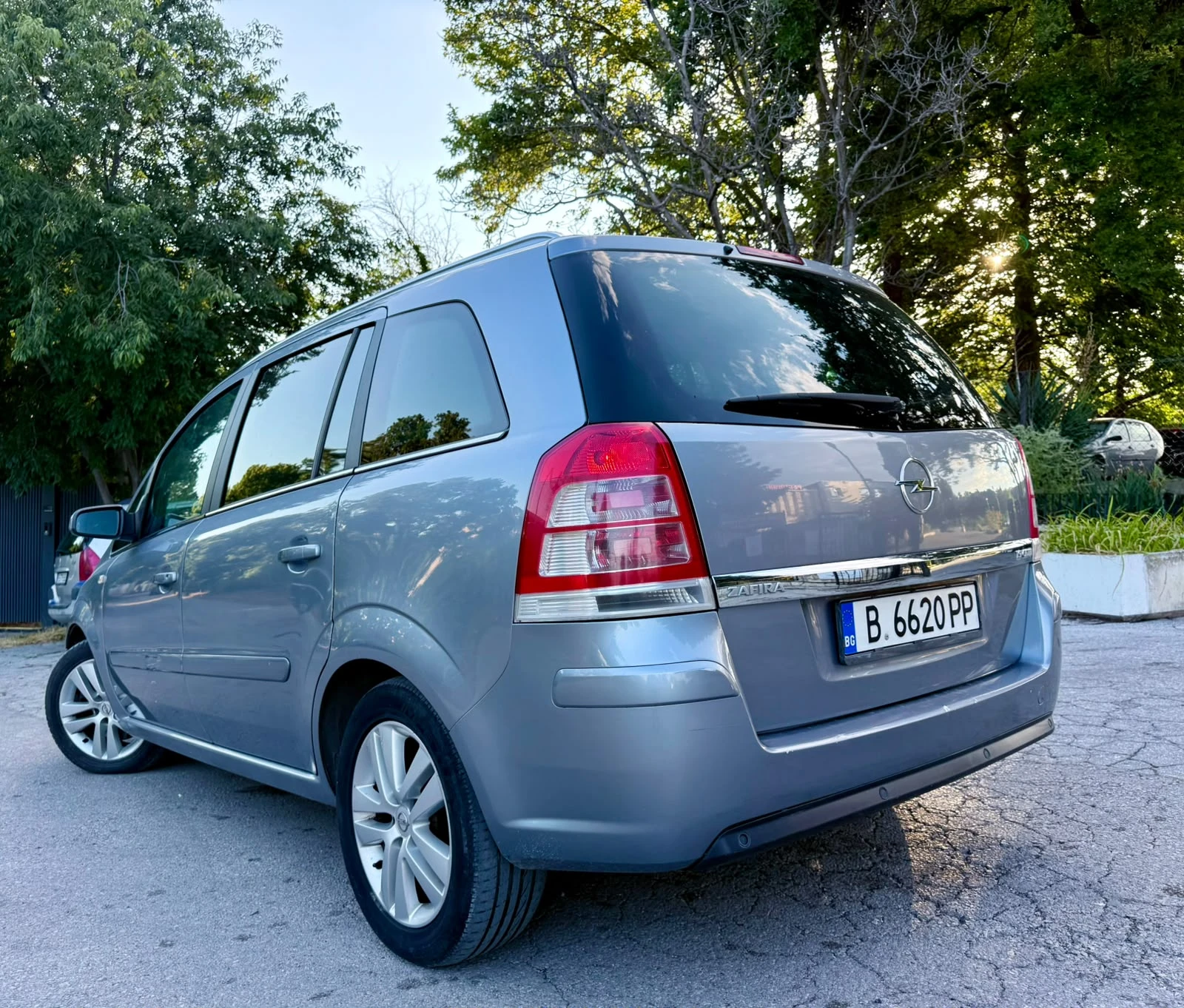 Opel Zafira 1.9CDTI* 7 МЕСТЕН* РЕАЛНИ КИЛОМЕТРИ* ГАРАЖЕН, снимка 4 - Автомобили и джипове - 55238236
