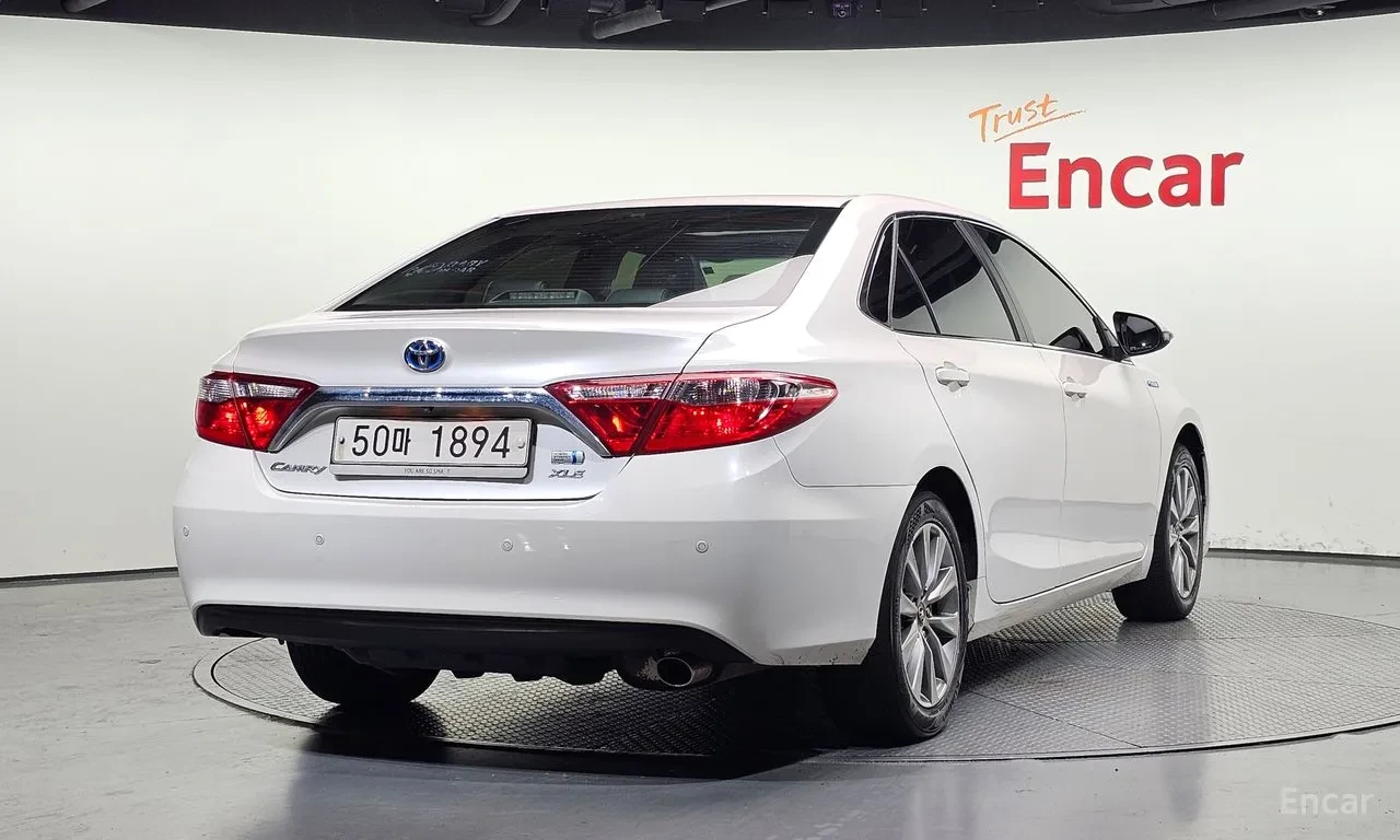 Toyota Camry 2.5 Hybrid XLE| Automatic| Кожа| JBL Premium, снимка 12 - Автомобили и джипове - 55689152