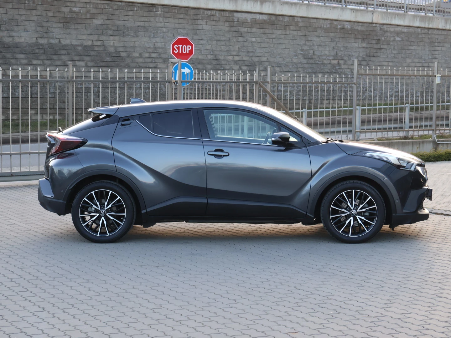 Toyota C-HR LED/BIXENON/ПАРКТРОНИК/ПОДГРЕВ/КАМЕРА/КОЖЕН САЛОН/ - изображение 9