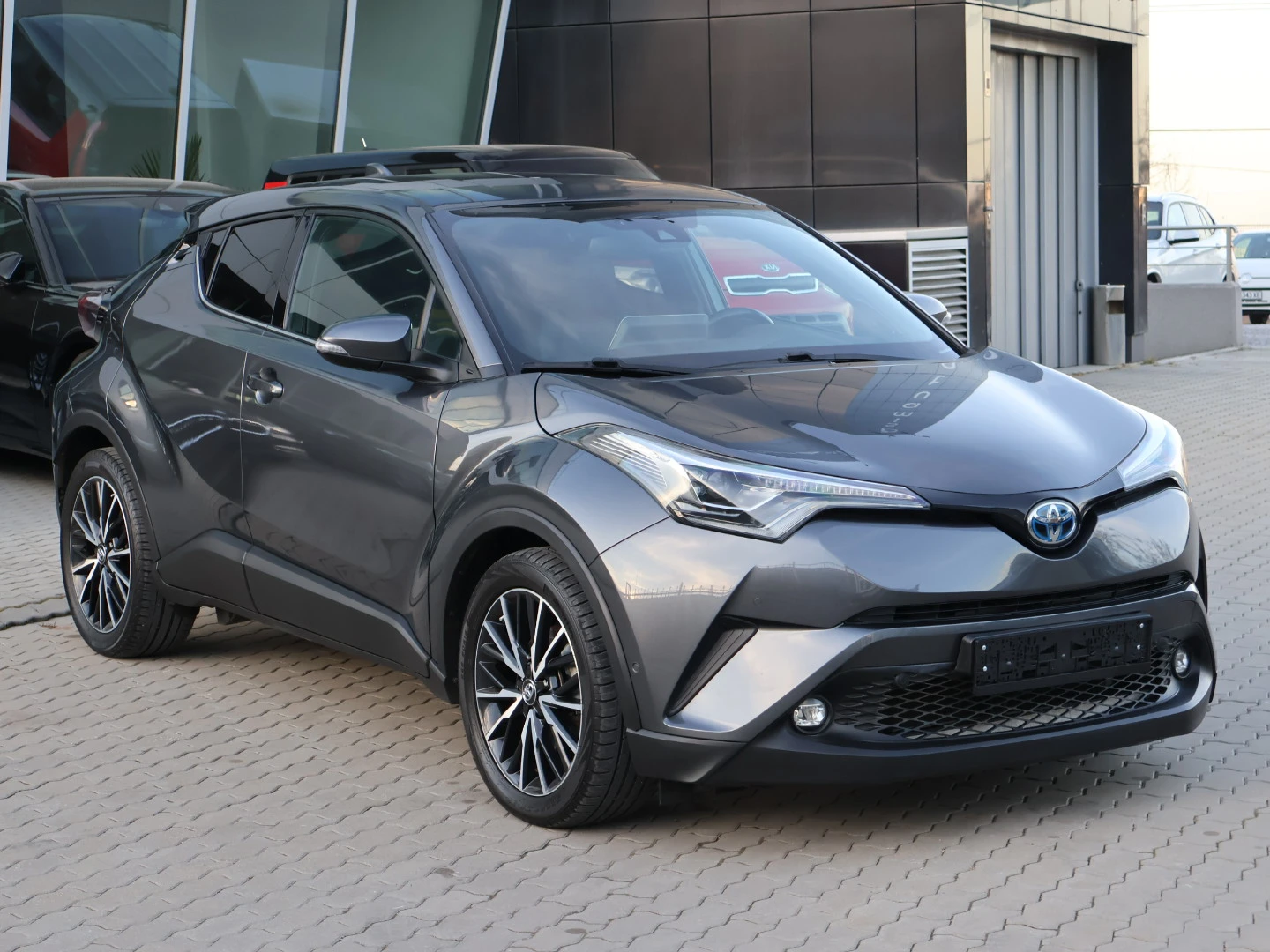 Toyota C-HR LED/BIXENON/ПАРКТРОНИК/ПОДГРЕВ/КАМЕРА/КОЖЕН САЛОН/ - изображение 3