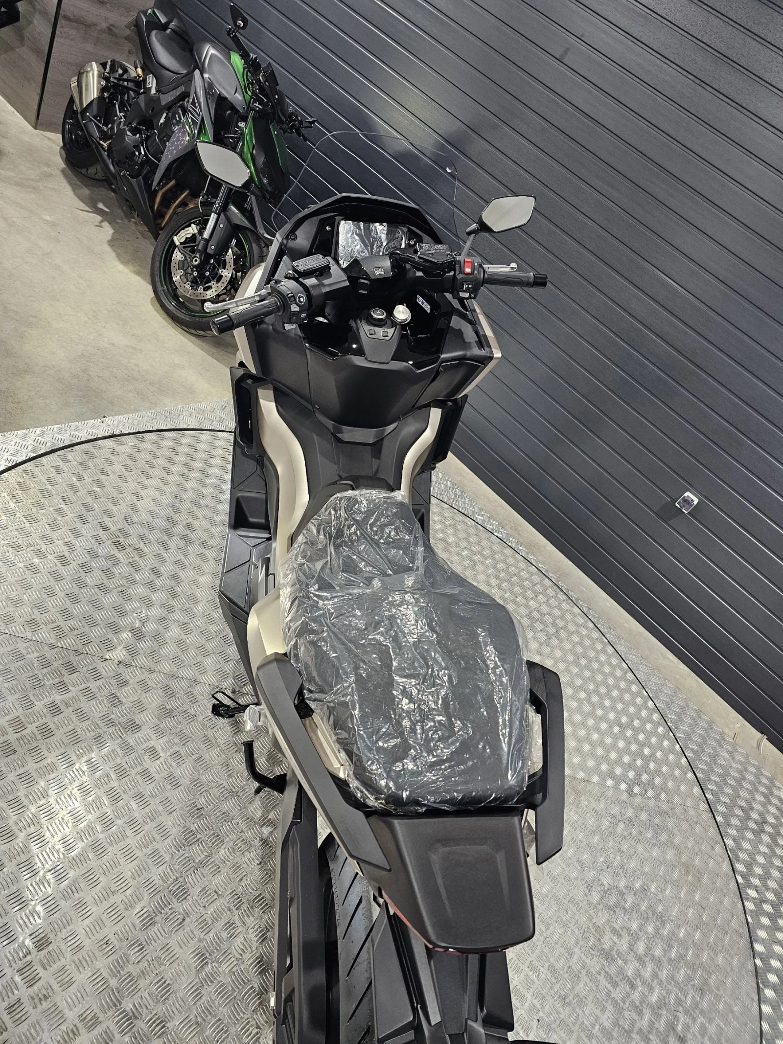 Honda Forza GOLDEN PEARL, снимка 10 - Мотоциклети и мототехника - 54643940