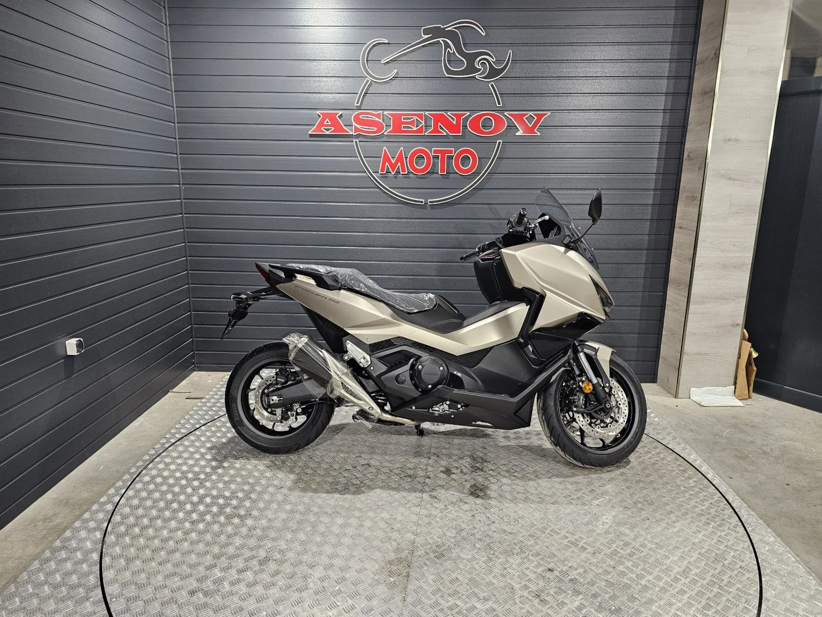Honda Forza GOLDEN PEARL, снимка 2 - Мотоциклети и мототехника - 54643940