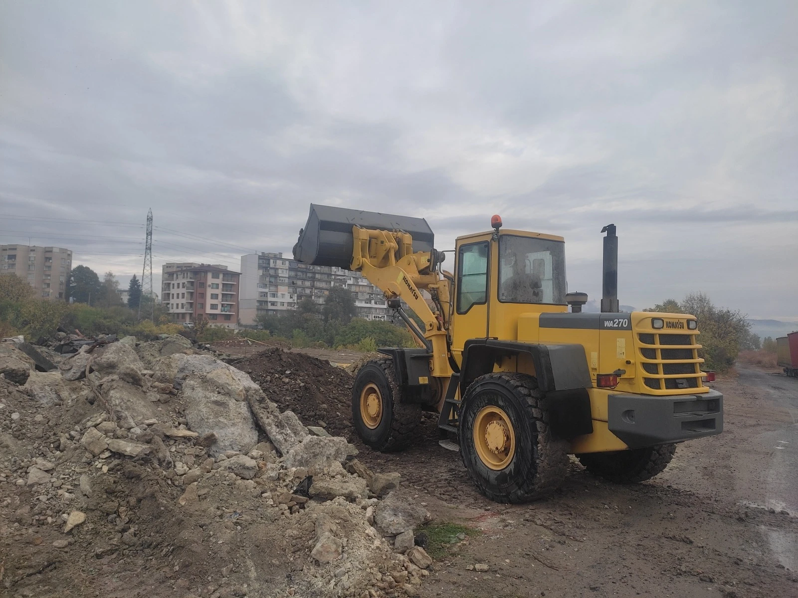 Челен товарач Komatsu WA 270 - изображение 9