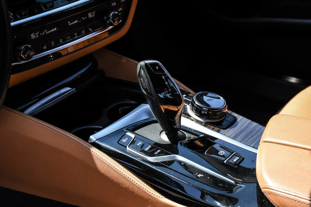 BMW 540 i xDrive* M SPORT* HARMAN KARDON* ПОДГРЕВ* КАМЕРА*, снимка 14 - Автомобили и джипове - 55284539