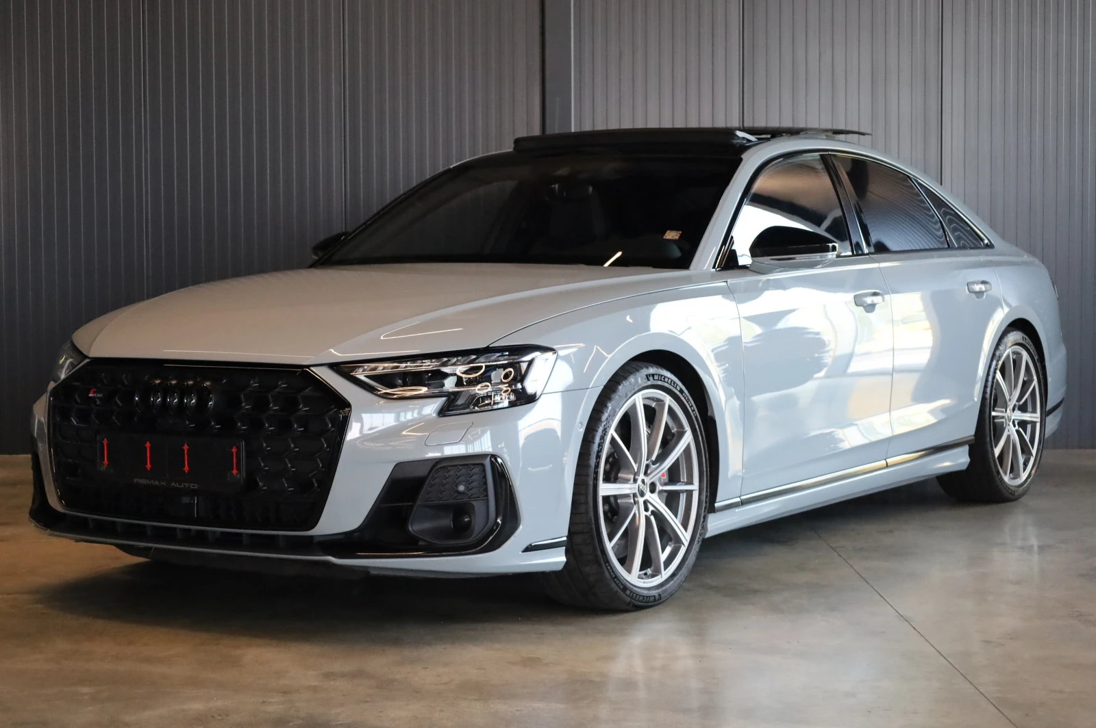 Audi S8 * CARBON* CERAMIC BRAKES* DIGITAL OLED LIGHT* B&O*, снимка 5 - Автомобили и джипове - 56069980