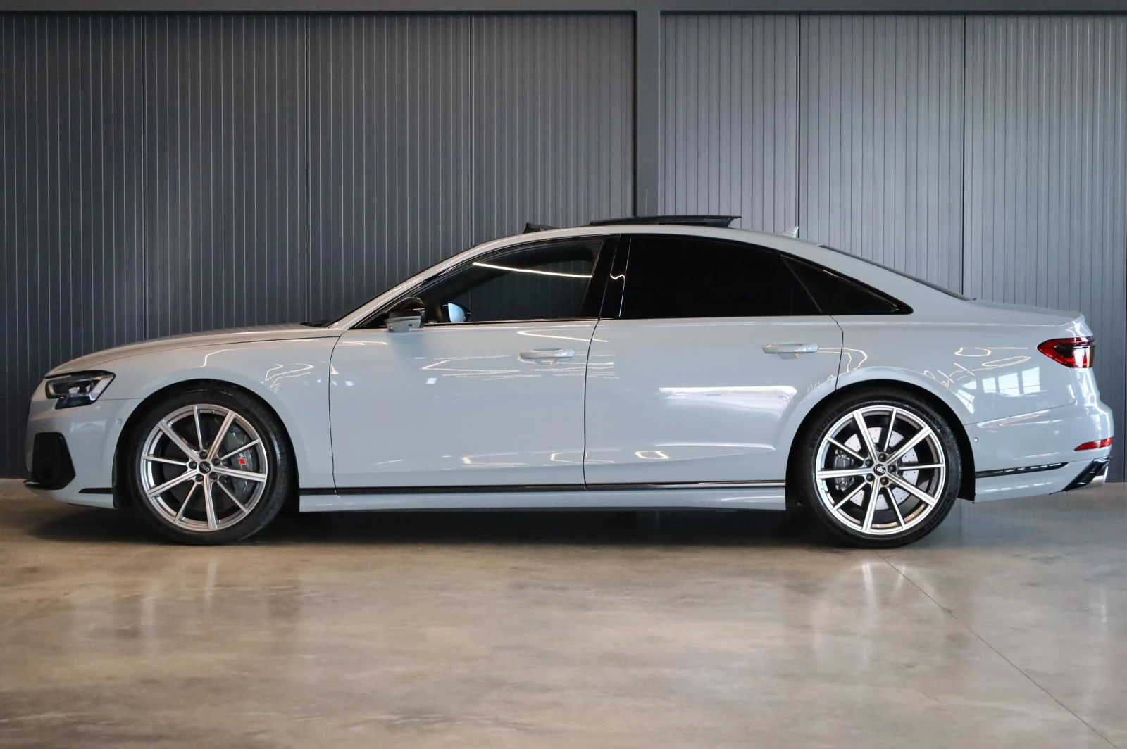 Audi S8 * CARBON* CERAMIC BRAKES* DIGITAL OLED LIGHT* B&O*, снимка 3 - Автомобили и джипове - 56069980