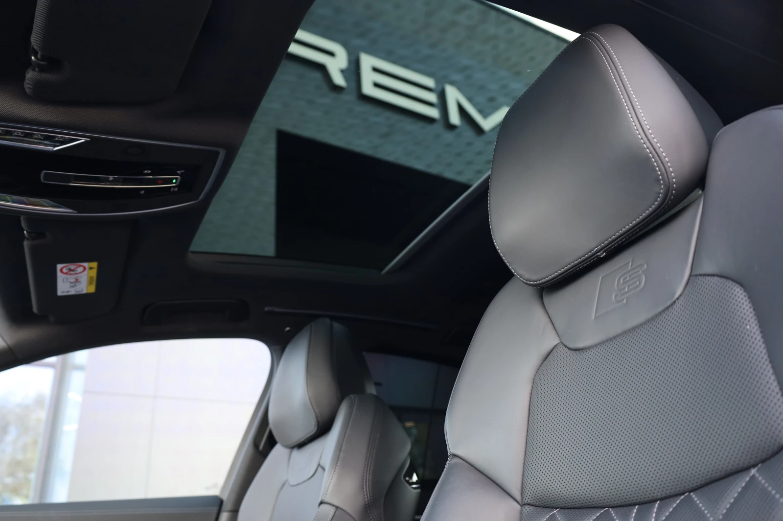 Audi S8 * CARBON* CERAMIC BRAKES* DIGITAL OLED LIGHT* B&O*, снимка 13 - Автомобили и джипове - 56069980