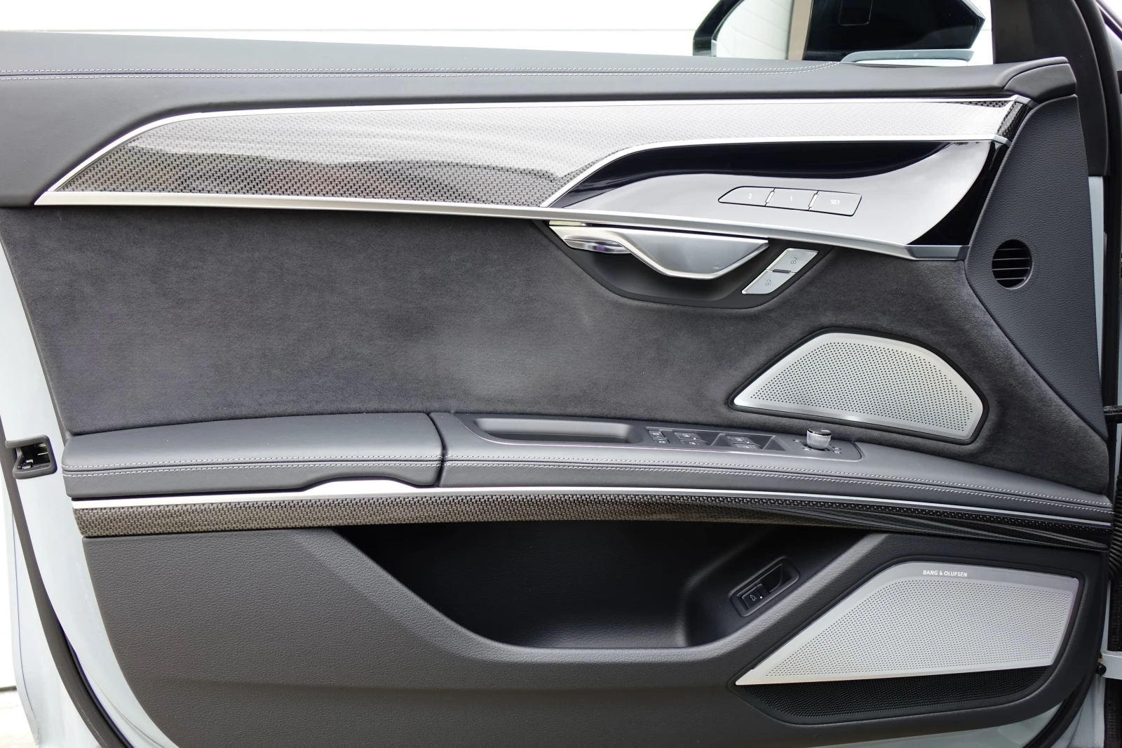 Audi S8 * CARBON* CERAMIC BRAKES* DIGITAL OLED LIGHT* B&O*, снимка 14 - Автомобили и джипове - 56069980