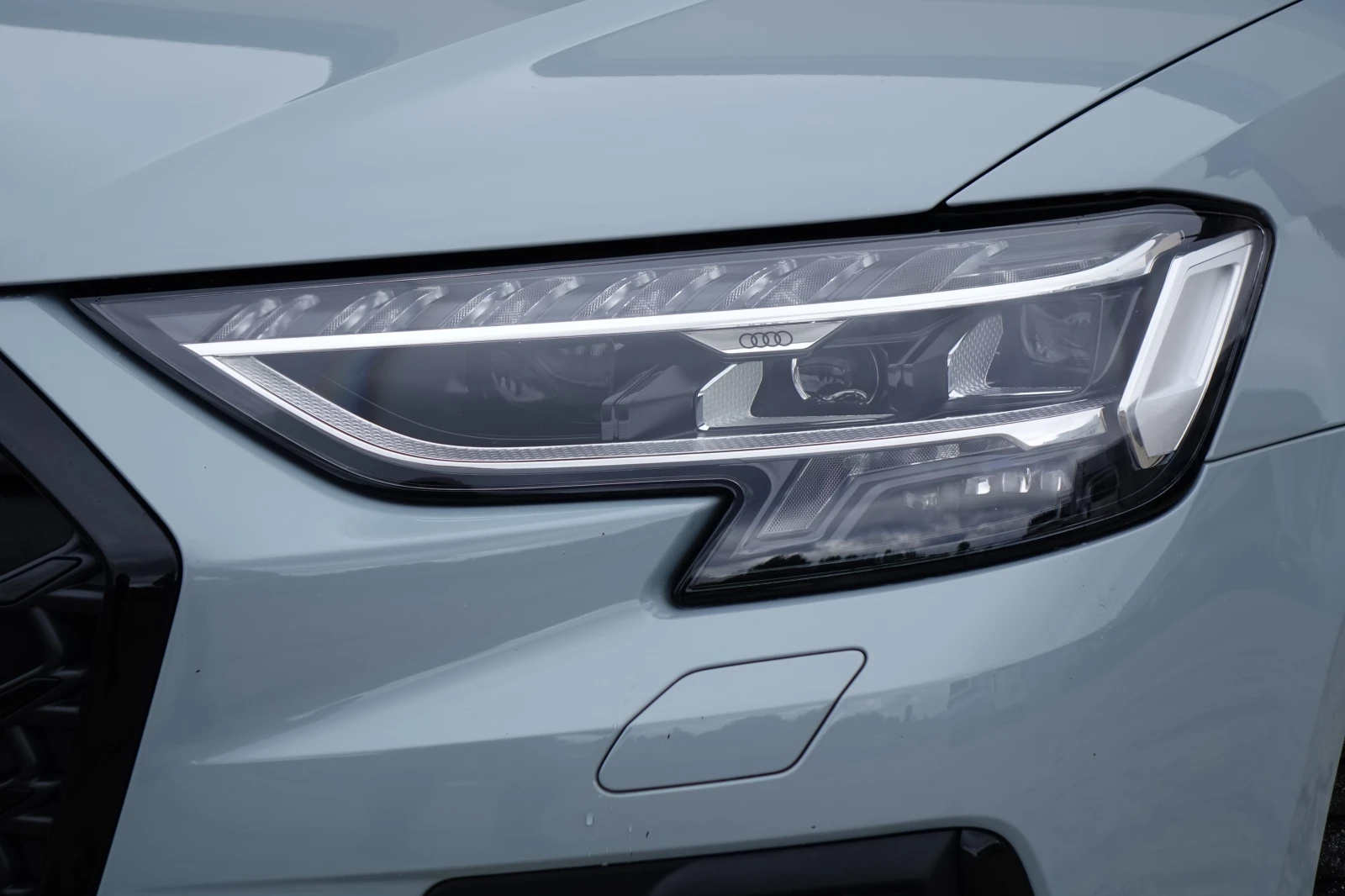 Audi S8 * CARBON* CERAMIC BRAKES* DIGITAL OLED LIGHT* B&O*, снимка 4 - Автомобили и джипове - 56069980