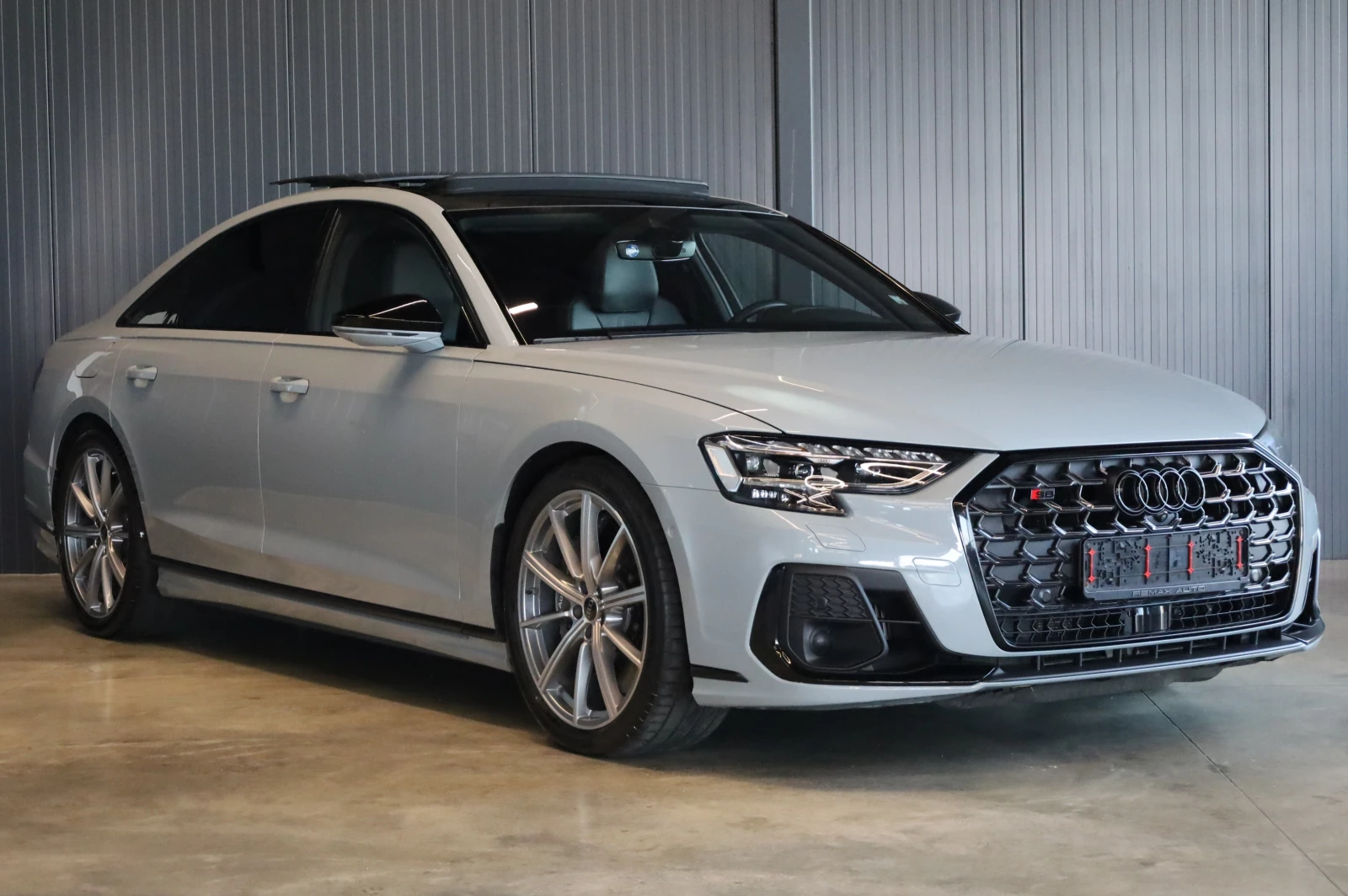 Audi S8 * CARBON* CERAMIC BRAKES* DIGITAL OLED LIGHT* B&O*