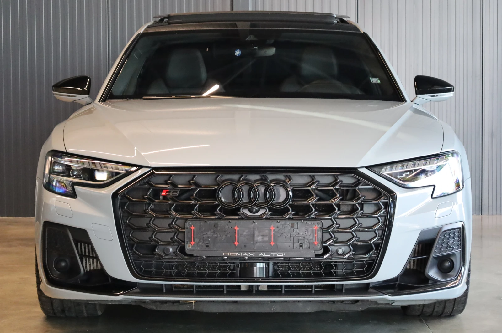 Audi S8 * CARBON* CERAMIC BRAKES* DIGITAL OLED LIGHT* B&O*, снимка 2 - Автомобили и джипове - 56069980