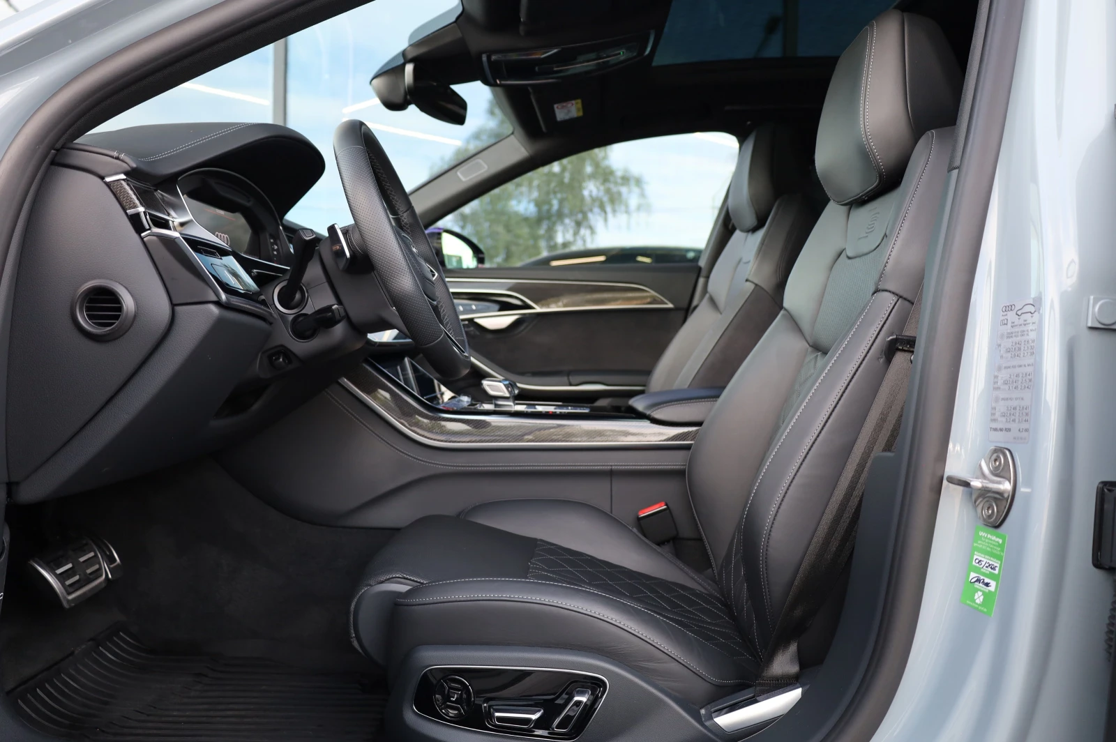 Audi S8 * CARBON* CERAMIC BRAKES* DIGITAL OLED LIGHT* B&O*, снимка 12 - Автомобили и джипове - 56069980