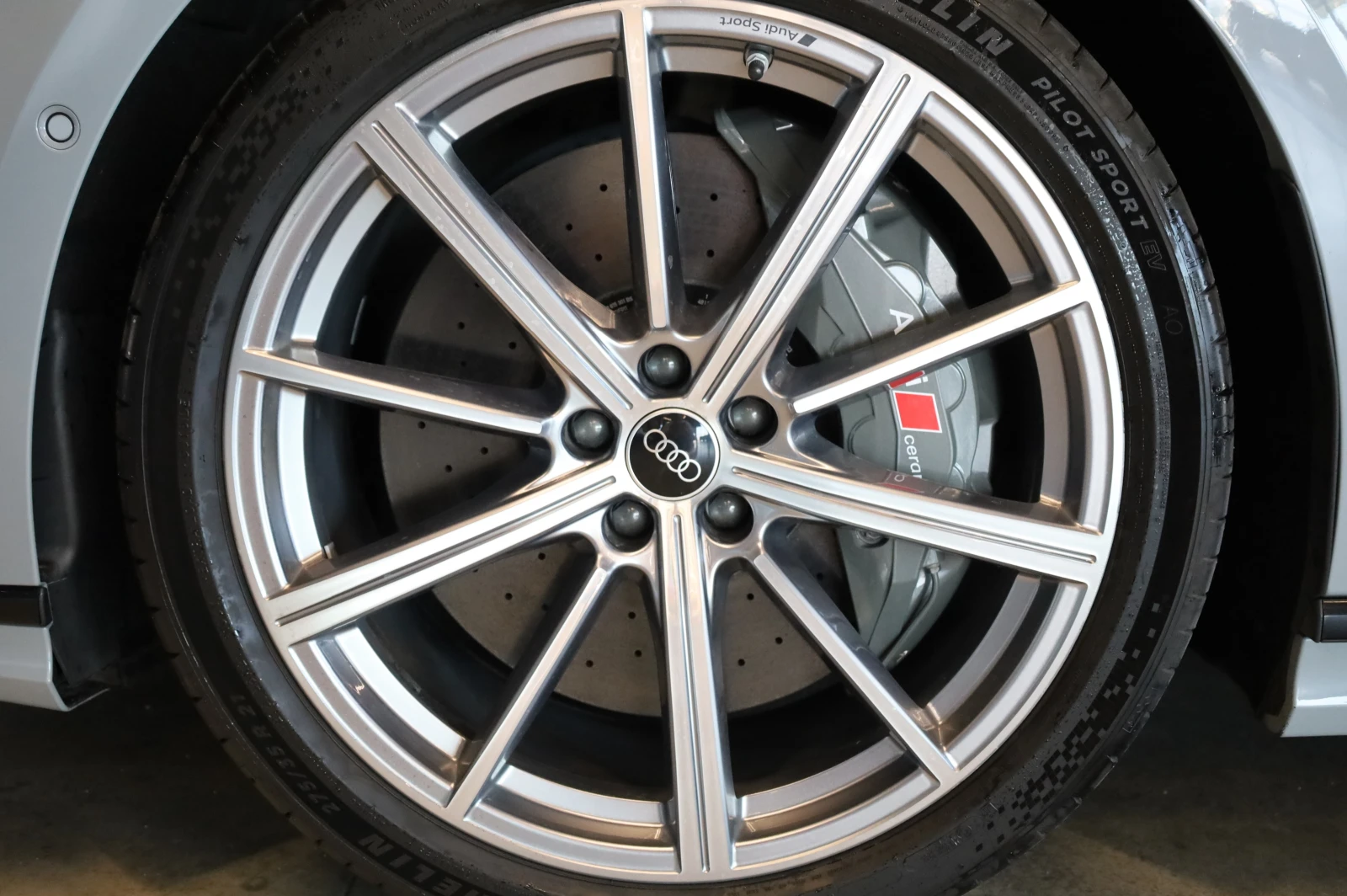 Audi S8 * CARBON* CERAMIC BRAKES* DIGITAL OLED LIGHT* B&O*, снимка 6 - Автомобили и джипове - 56069980