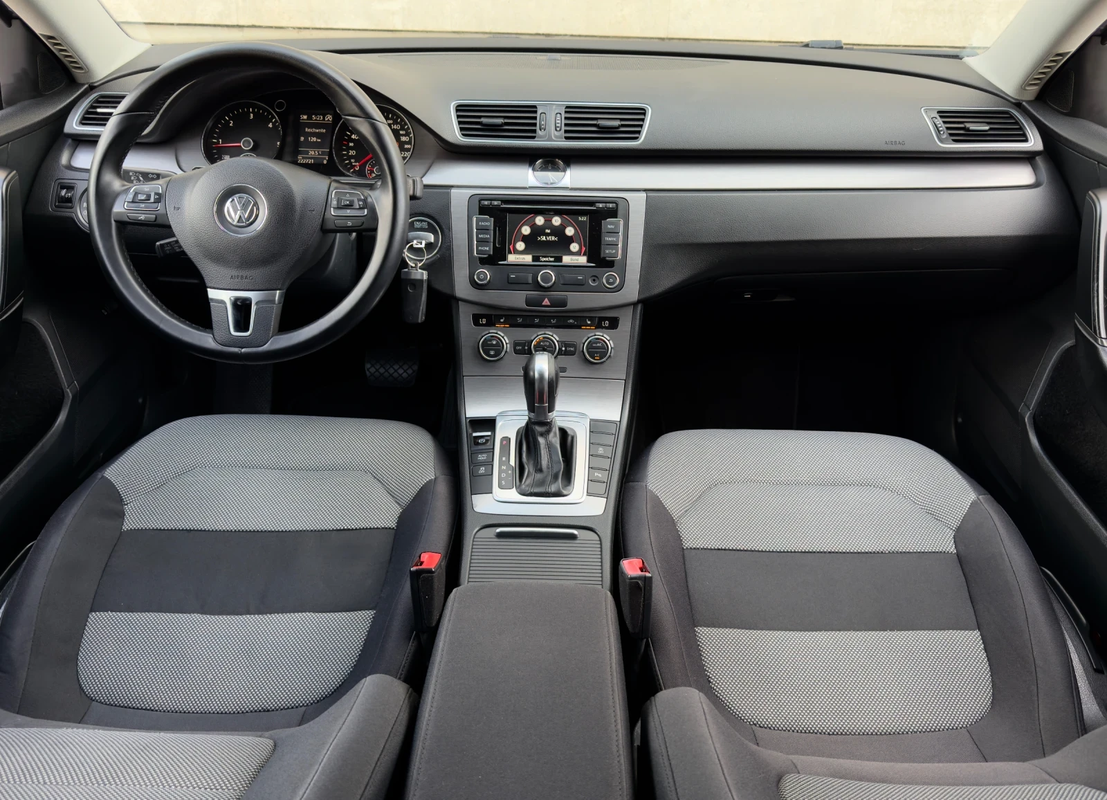 VW Passat 2.0TDi//DSG* NAVI* XENON* LED, снимка 11 - Автомобили и джипове - 56318340
