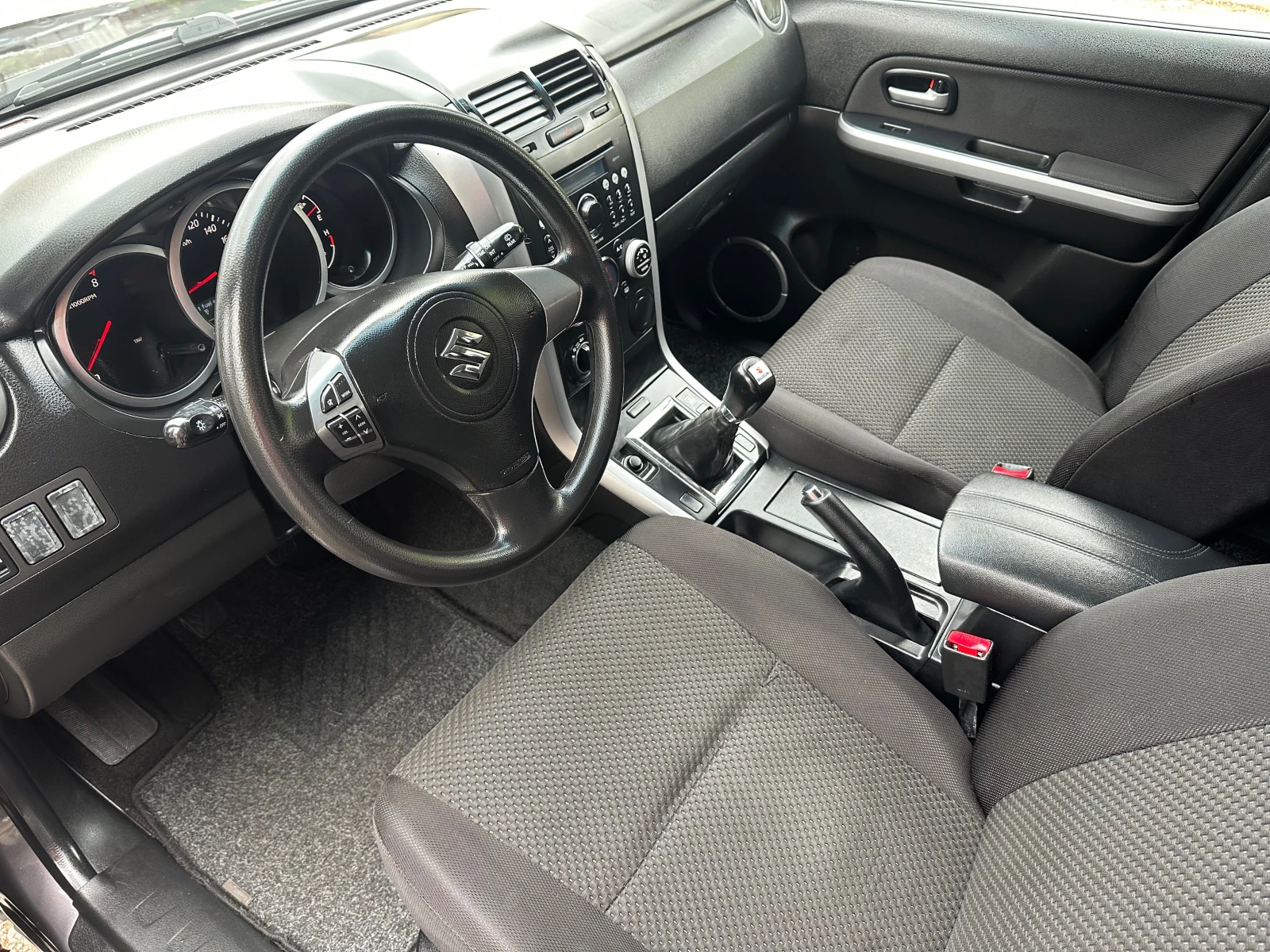 Suzuki Grand vitara 2.0i 140к.с., снимка 10 - Автомобили и джипове - 54459619