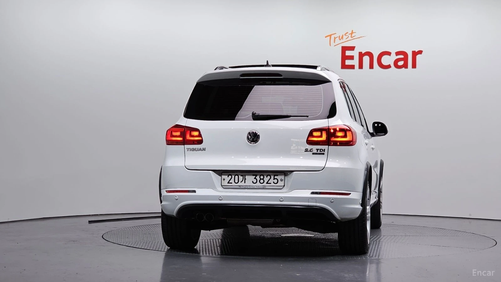 VW Tiguan 2.0 TDI R-Line* КОЖА* ПОДГРЕВ* ПАНО* КАМЕРА, снимка 4 - Автомобили и джипове - 55570431