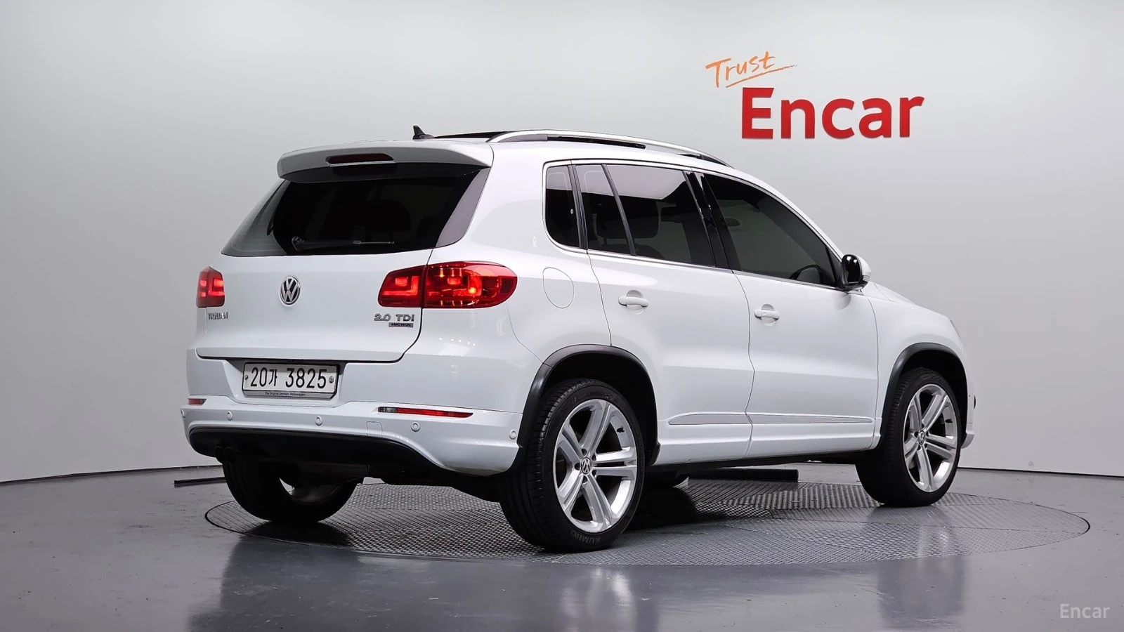 VW Tiguan 2.0 TDI R-Line* КОЖА* ПОДГРЕВ* ПАНО* КАМЕРА, снимка 2 - Автомобили и джипове - 55570431