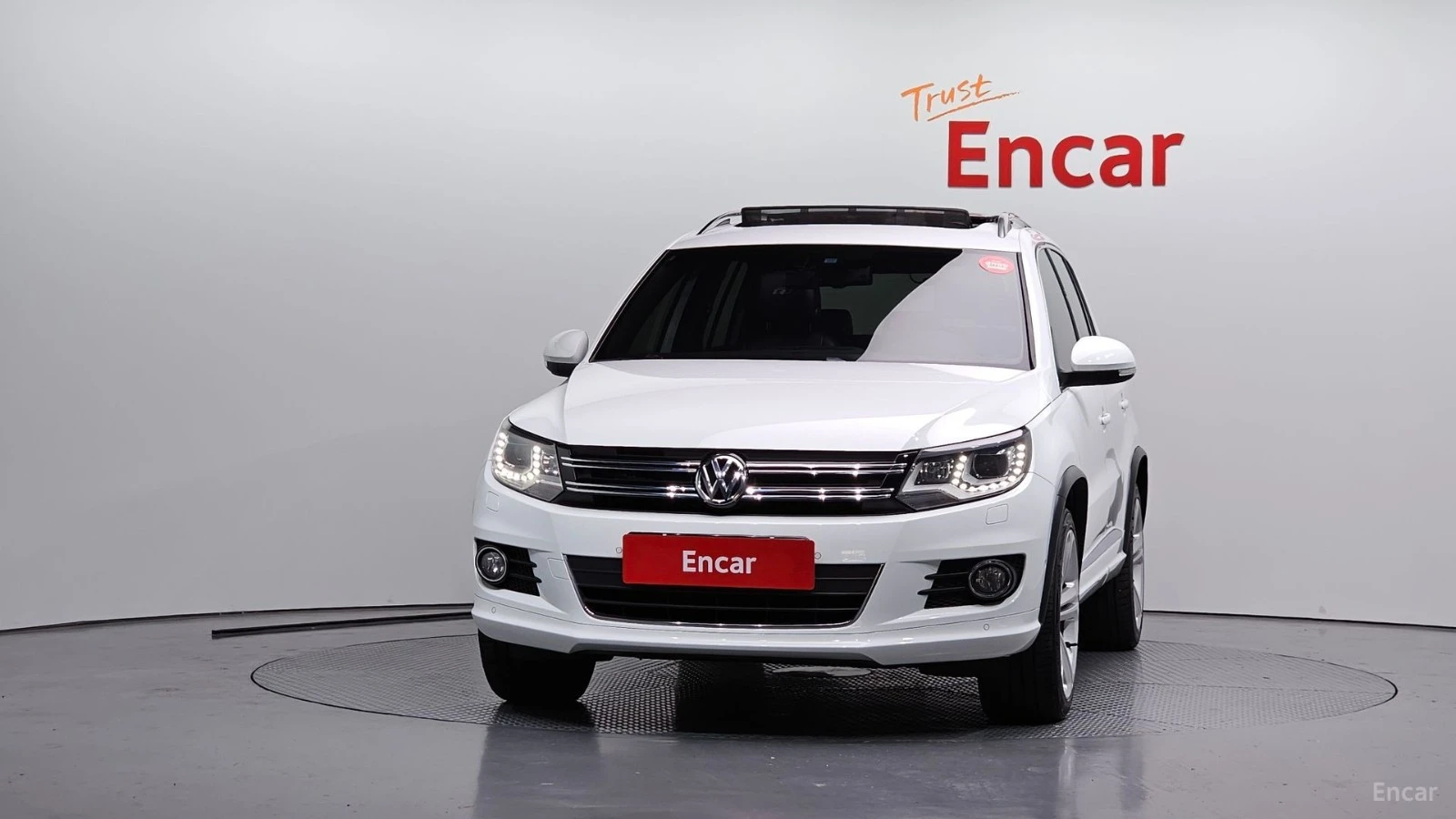 VW Tiguan 2.0 TDI R-Line* КОЖА* ПОДГРЕВ* ПАНО* КАМЕРА, снимка 3 - Автомобили и джипове - 55570431